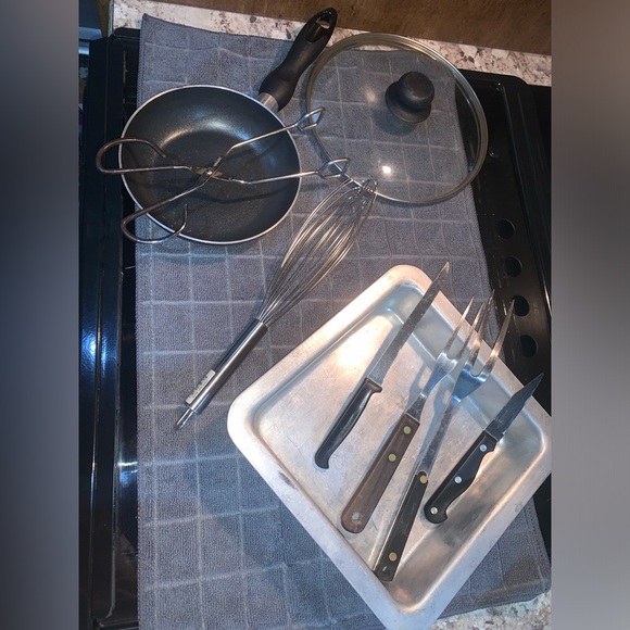 BLACK+DECKER 3 in 1 Toaster Oven & Random Kitchen Utensils - Picture 7 of 14